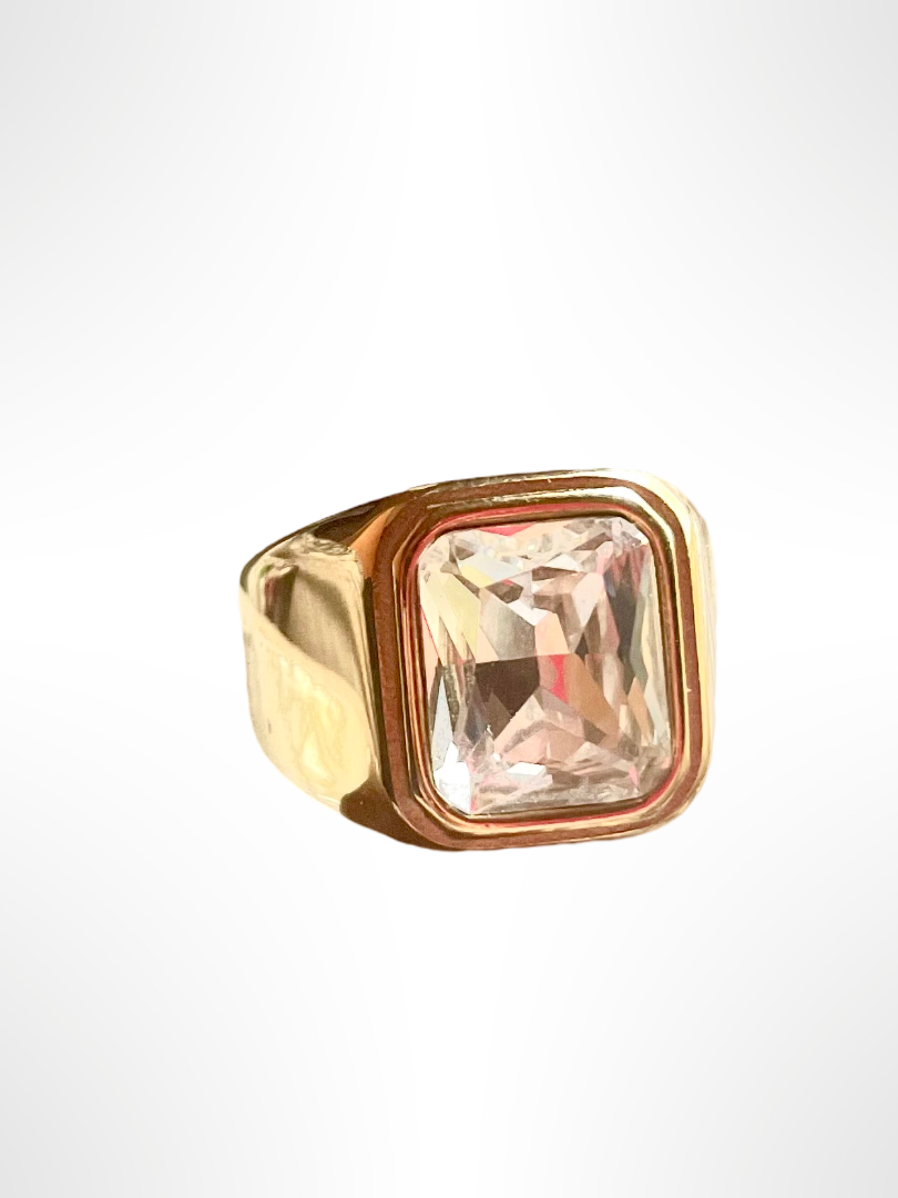 Luxurious Gold Ring with Cushion-Cut Stone 💍