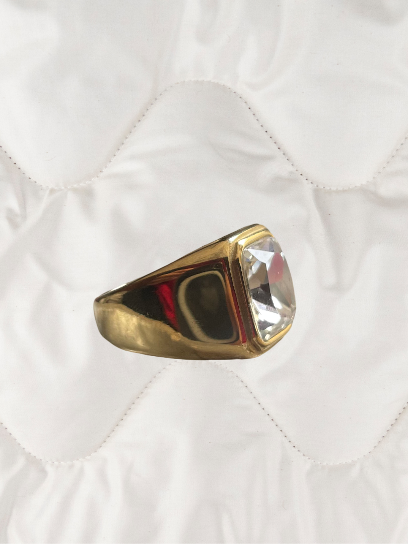 Luxurious Gold Ring with Cushion-Cut Stone 💍